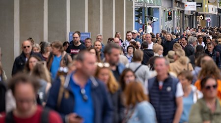 Zahlreiche Menschen gehen an den Geschäften in der Tauentzienstraße vorbei. / Foto: Monika Skolimowska/dpa/Archivbild