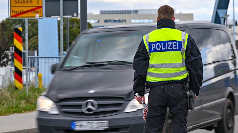 Die Bundespolizei kontrolliert den Einreiseverkehr am deutsch-polnischen Grenzübergang Stadtbrücke zwischen Frankfurt (Oder) und Slubice. / Foto: Patrick Pleul/dpa/Archivbild