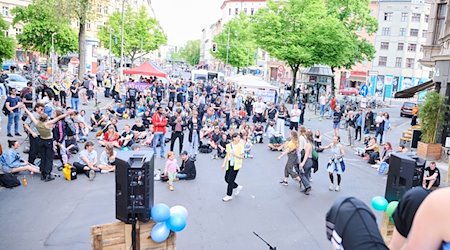 Mitglieder von unterschiedlichen Bündnissen wie «Tesla den Hahn abdrehen» oder «A100 stoppen!» feiern in Kreuzberg ein Straßenfest. / Foto: Annette Riedl/dpa