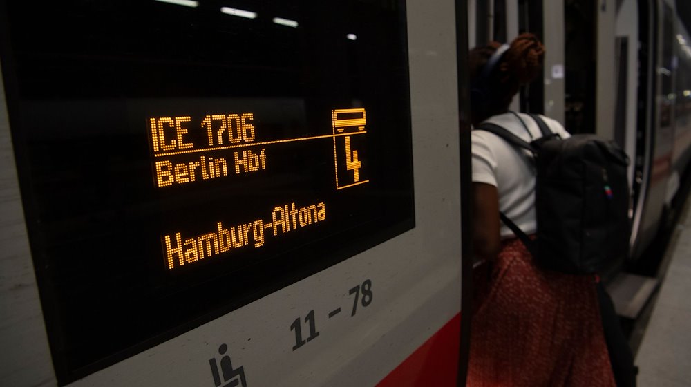 Eine Frau steigt im Hauptbahnhof Berlin in einen Zug nach Altona. / Foto: Paul Zinken/dpa