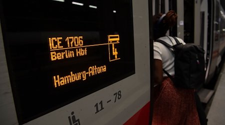 Eine Frau steigt im Hauptbahnhof Berlin in einen Zug nach Altona. / Foto: Paul Zinken/dpa