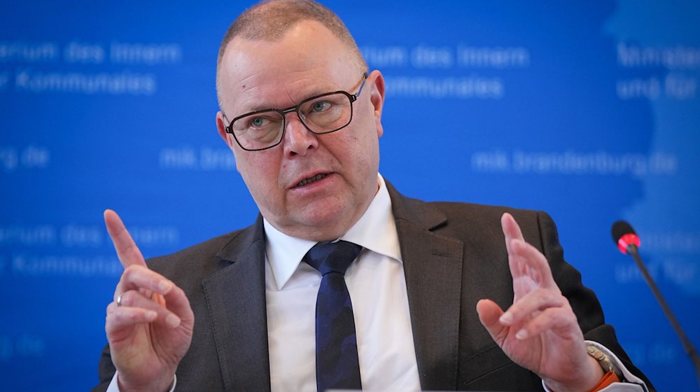 Brandenburgs Innenminister Michael Stübgen spricht während einer Pressekonferenz. / Foto: Soeren Stache/dpa/Archivbild