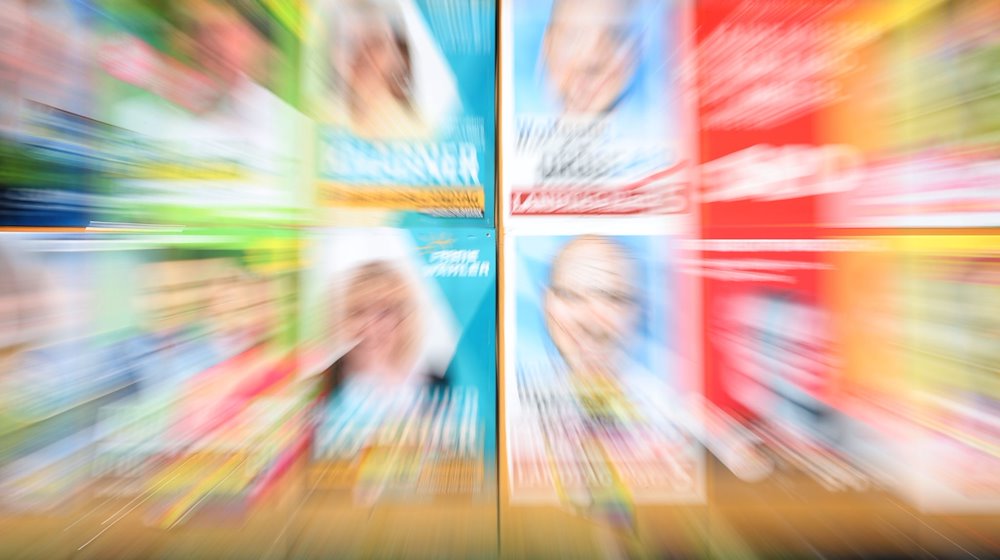 Eine Plakatwand mit Plakaten verschiedener Parteien zur bayerischen Landtagswahl 2023. / Foto: Karl-Josef Hildenbrand/dpa/Symbolbild