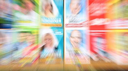 Eine Plakatwand mit Plakaten verschiedener Parteien zur bayerischen Landtagswahl 2023. / Foto: Karl-Josef Hildenbrand/dpa/Symbolbild