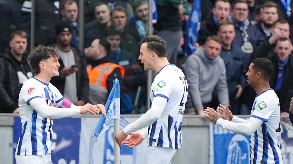 Herthas Fabian Reese (l) bejubelt mit Haris Tabakovic (M) einen Treffer. / Foto: Soeren Stache/dpa