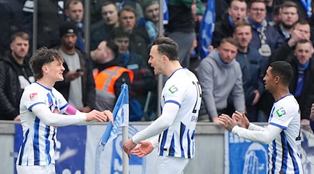 Herthas Fabian Reese (l) bejubelt mit Haris Tabakovic (M) einen Treffer. / Foto: Soeren Stache/dpa