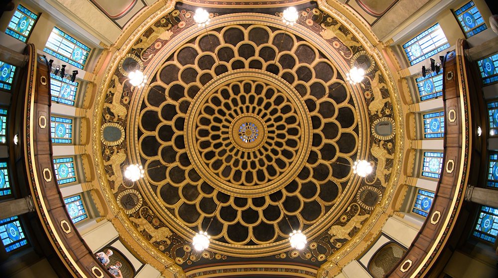 Blick von unten in den Kuppelsaal der Synagoge nach der Wiedereröffnung. / Foto: Robert Michael/dpa-Zentralbild/dpa