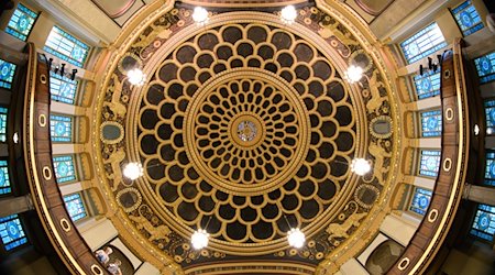 Blick von unten in den Kuppelsaal der Synagoge nach der Wiedereröffnung. / Foto: Robert Michael/dpa-Zentralbild/dpa