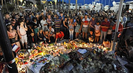 Menschen haben Blumen und Kerzen nach dem Anschlag an der Promenade des Anglais niedergelegt, bei der der Attentäter mit einem LKW in die Menschenmenge gafahren war. / Foto: Andreas Gebert/dpa