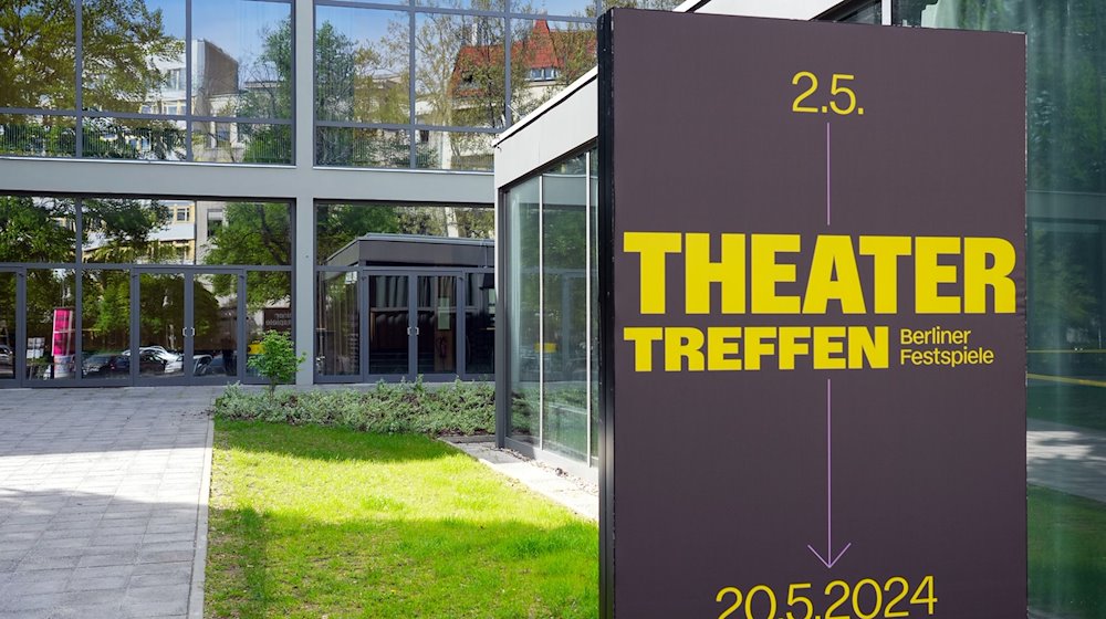 Ein Plakat „Theatertreffen“ steht vor dem Eingang des Hauses der Berliner Festspiele in der Schaperstraße. / Foto: Soeren Stache/dpa