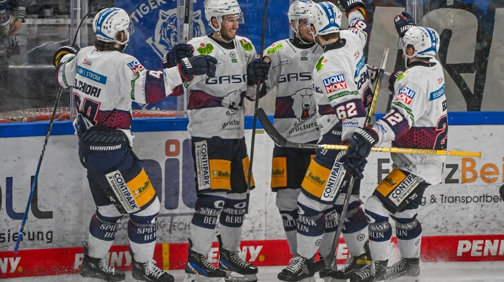 Die Mannschaft der Eisbären Berlin jubelt nach dem Treffer zum 1:1 gegen die Straubing Tigers. / Foto: Armin Weigel/dpa