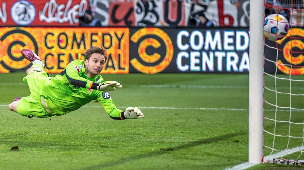 Berlins Torwart Frederik Rönnow kommt nicht mehr an den Ball und Bayern erzielt das 5:0. / Foto: Andreas Gora/dpa