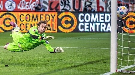 Berlins Torwart Frederik Rönnow kommt nicht mehr an den Ball und Bayern erzielt das 5:0. / Foto: Andreas Gora/dpa