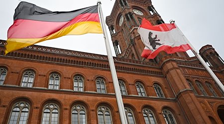 Das Rote Rathaus, Sitz der Regierenden Bürgermeisterin sowie des Senats von Berlin. / Foto: Philipp Znidar/dpa-Zentralbild/dpa/Archivbild