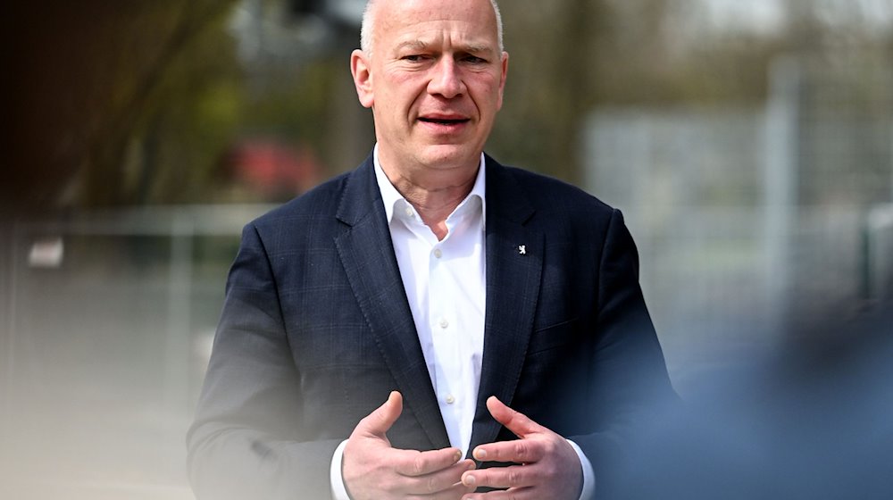 Berlins Regierender Bürgermeister Kai Wegner (CDU) gibt ein Statement ab. / Foto: Britta Pedersen/dpa