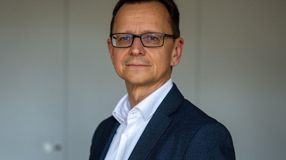 Jörg Müller, Leiter des Verfassungsschutzes in Brandenburg, aufgenommen bei einem Interview mit der Deutschen Presse-Agentur. / Foto: Monika Skolimowska/dpa/Archivbild