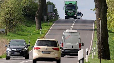 Fahrzeuge fahren auf der Bundesstraße 96 (B96). / Foto: Bernd Wüstneck/dpa