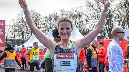 Deborah Schöneborn von Marathon Team Berlin kommt ins Ziel. / Foto: Andreas Gora/dpa/Archivbild