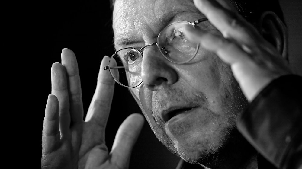 Rene Pollesch, Theaterregisseur und Autor, spricht bei einer Pressekonferenz zur "Zukunft der Volksbühne". / Foto: Britta Pedersen/dpa-Zentralbild/dpa/Archiv