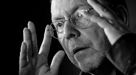 Rene Pollesch, Theaterregisseur und Autor, spricht bei einer Pressekonferenz zur "Zukunft der Volksbühne". / Foto: Britta Pedersen/dpa-Zentralbild/dpa/Archiv