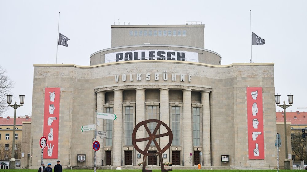 «Pollesch» steht auf dem Banner, das über der Volksbühne aufgehängt ist. / Foto: Annette Riedl/dpa