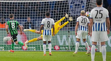 Enzo Leopold (l) von Hannover schiesst per Kopfball den Ausgleich zum 1:1. / Foto: Soeren Stache/dpa