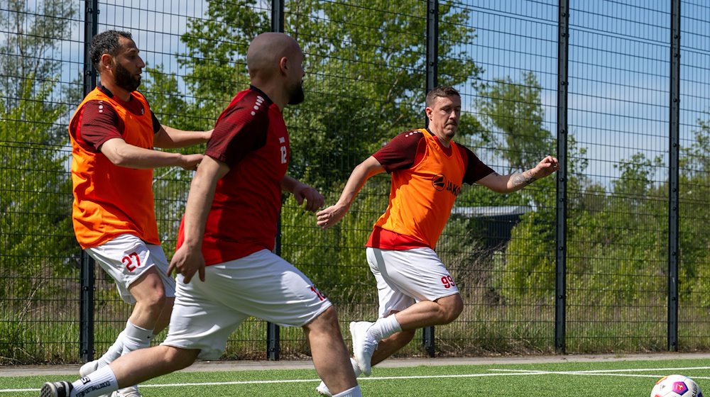 Der frühere Nationalspieler Max Kruse (r) von Al-Dersimspor nimmt mit den Teamkollegen am Aufwärmtraining teil. / Foto: Soeren Stache/dpa