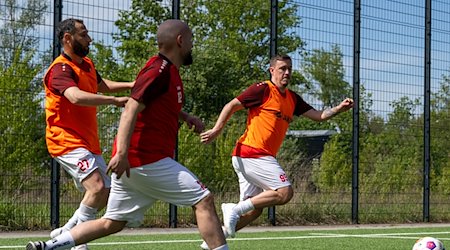 Der frühere Nationalspieler Max Kruse (r) von Al-Dersimspor nimmt mit den Teamkollegen am Aufwärmtraining teil. / Foto: Soeren Stache/dpa