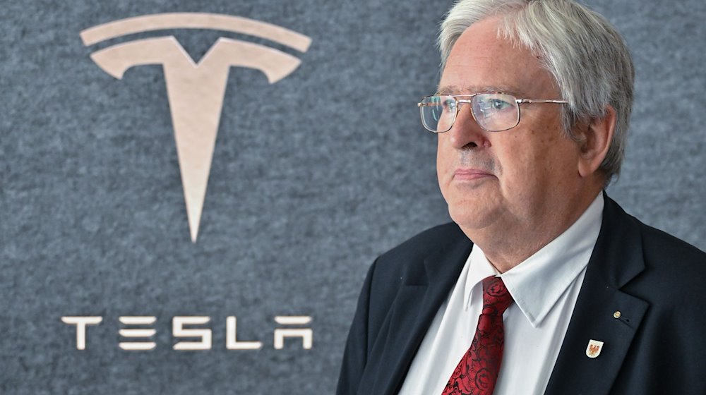 Jörg Steinbach (SPD), Wirtschaftsminister von Brandenburg, nimmt am Start des Ausbildungsjahres in der Tesla Gigafactory teil. / Foto: Patrick Pleul/dpa