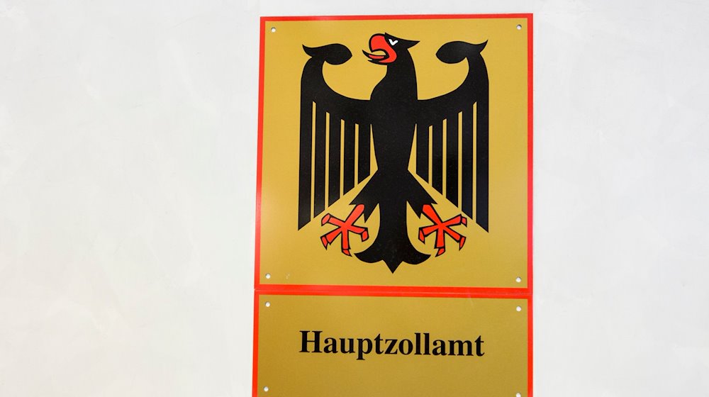 Ein Schild des Hauptzollamts. / Foto: Silas Stein/dpa/Archivbild