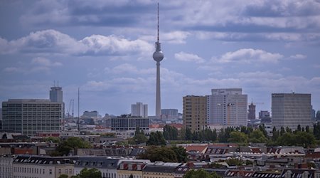 Der Fernsehturm ragt in den Himmel vor der Kulisse der Wohnhäuser im Berliner Innenstadtbezirk Moabit. / Foto: Monika Skolimowska/dpa