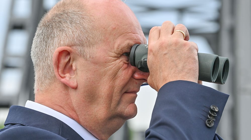 Dietmar Woidke (SPD), Ministerpräsident von Brandenburg, schaut zur Eröffnung der Europabrücke, die über dem deutsch-polnischen Grenzfluss Oder. / Foto: Patrick Pleul/dpa