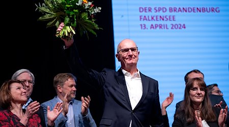 Dietmar Woidke (M, SPD), Ministerpräsident von Brandenburg, freut sich. / Foto: Soeren Stache/dpa