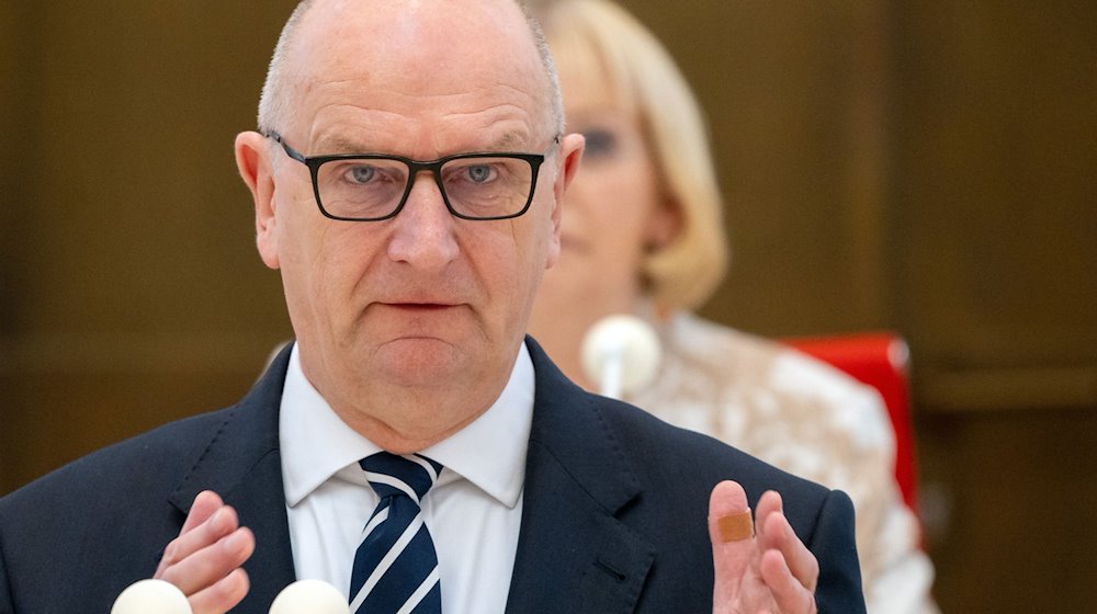 Dietmar Woidke (SPD), Ministerpräsident von Brandenburg, spricht während der Sitzung des Brandenburger Landtags. / Foto: Soeren Stache/dpa