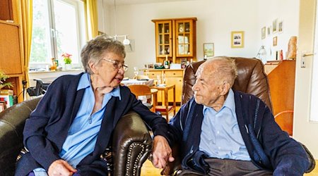 Ursula (l) und Gottfried Schmelzer sitzen in ihrem Wohnzimmer zusammen. / Foto: Andreas Arnold/dpa