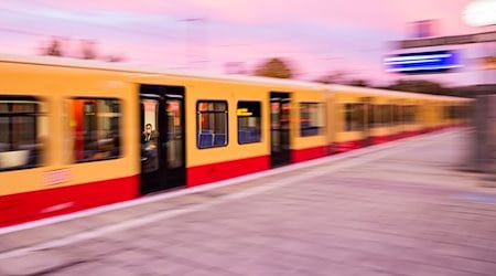 Eine S-Bahn verlässt einen Bahnhof. / Foto: Christoph Soeder/dpa/Symbolbild