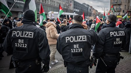 Berliner Polizisten begleiten eine propalästinensische Demonstration in Berlin Neukölln. / Foto: Michael Kappeler/dpa