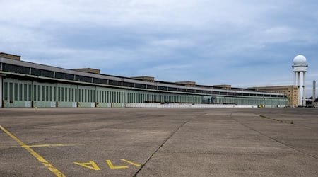 Blick auf die Hangars und das Vorfeld des ehemaligen Flughafens Tempelhof. / Foto: Monika Skolimowska/dpa