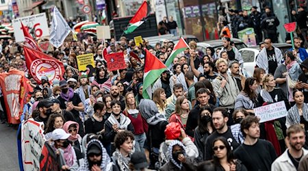 Menschen nehmen an der Propalästinensische Demonstration "Palestine will be free" teil. / Foto: Fabian Sommer/dpa