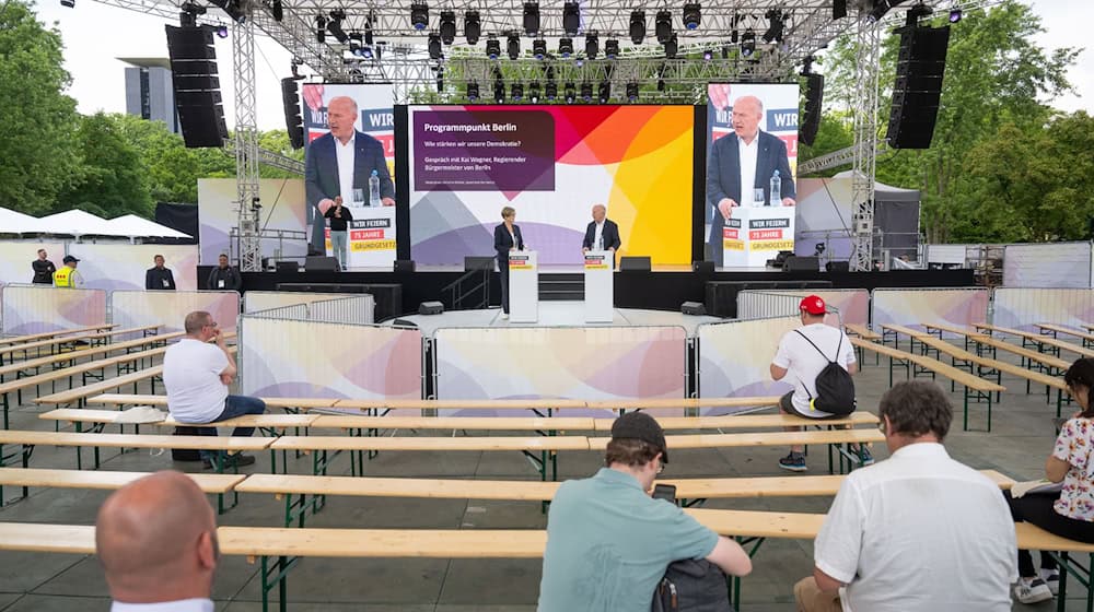 Kai Wegner (Mitte r, CDU), Regierender Bürgermeister von Berlin, spricht beim Demokratiefest im Berliner Regierungsviertel. / Foto: Christophe Gateau/dpa