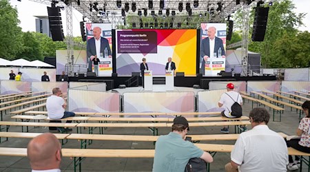 Kai Wegner (Mitte r, CDU), Regierender Bürgermeister von Berlin, spricht beim Demokratiefest im Berliner Regierungsviertel. / Foto: Christophe Gateau/dpa