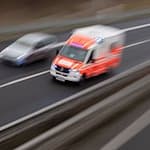 Ein Rettungswagen fährt über eine Autobahn. / Foto: Julian Stratenschulte/dpa/Symbolbild