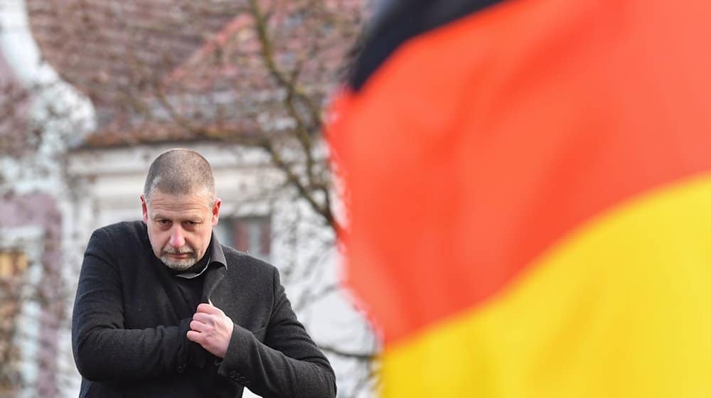 Götz Kubitschek, Verleger, Publizist und politischer Aktivist der Neuen Rechten, spricht auf einer Protestveranstaltung gegen Zuwanderung und die Asyl-Politik der Bundesregierung. / Foto: Patrick Pleul/dpa-Zentralbild/dpa