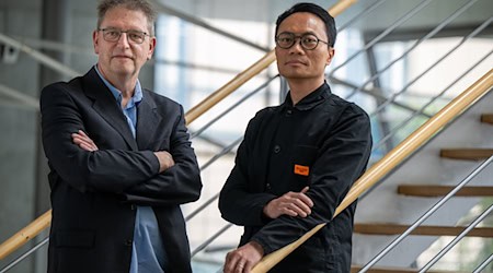 Manos Tsangaris (l), neuer Präsident der Akademie der Künste in Berlin, und Anh-Linh Ngo, neuer Vizepräsident der Akademie der Künste. / Foto: Monika Skolimowska/dpa