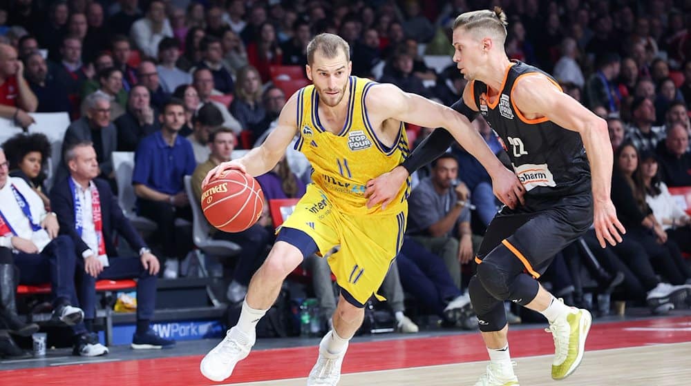 Basketball: BBL-Pokal, Alba Berlin - ratiopharm Ulm, Final Four, Halbfinale, BMW Park. Der Berliner Matt Thomas (l) und der Ulmer Thomas Klepeisz in Aktion. / Foto: Daniel Löb/dpa