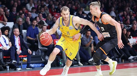 Basketball: BBL-Pokal, Alba Berlin - ratiopharm Ulm, Final Four, Halbfinale, BMW Park. Der Berliner Matt Thomas (l) und der Ulmer Thomas Klepeisz in Aktion. / Foto: Daniel Löb/dpa