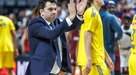 Headcoach Israel Gonzalez von Alba Berlin bedankt sich bei den Fans. / Foto: Andreas Gora/dpa