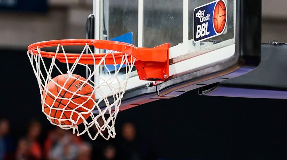 Ein Basketball landet im Netz. / Foto: Uwe Anspach/dpa