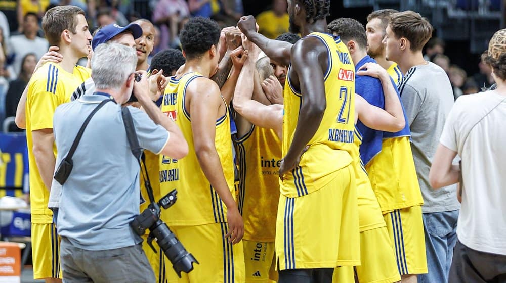 Spieler von Alba Berlin klatschen sich nach dem Sieg ab. / Foto: Andreas Gora/dpa