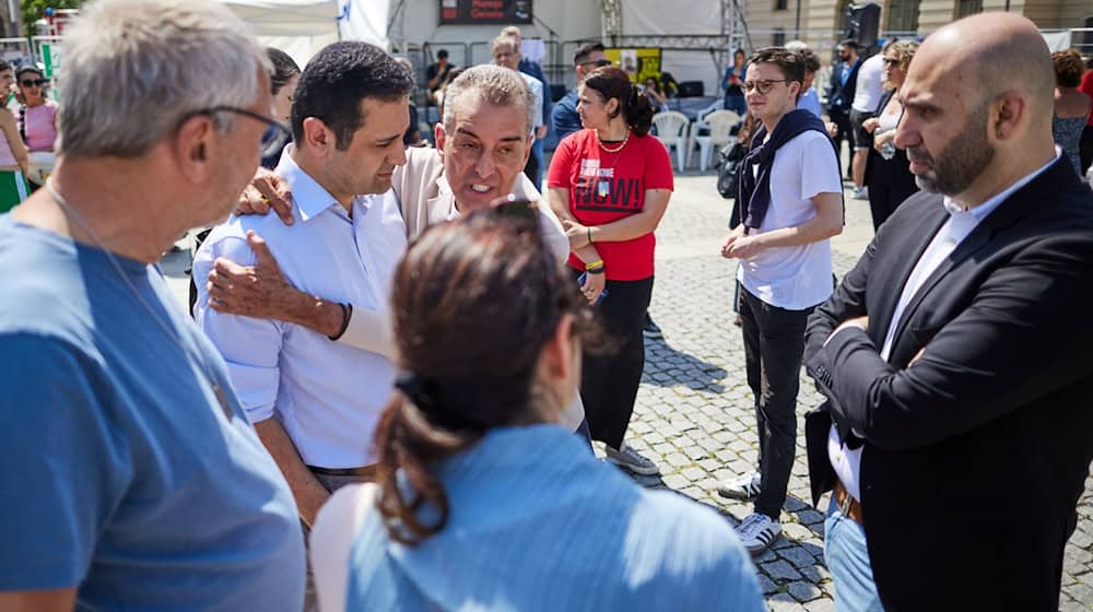 Volker Beck (l-r), Präsident der Deutsch-Israelischen Gesellschaft, Bijan Djir-Sarai (FDP), Generalsekretär, Felor Badenberg (SPD), Justizsenatorin, Michel Friedmann und Ahmad Mansour besuchen den «Platz der Hamas-Geiseln». / Foto: Joerg Carstensen/dpa